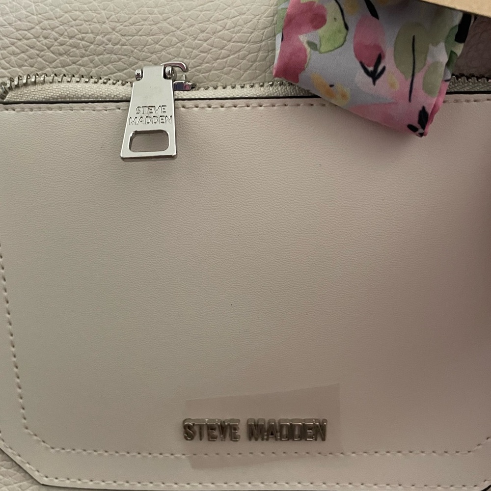 STEVE MADDEN Crossbody Bag. - Picture 5 of 11
